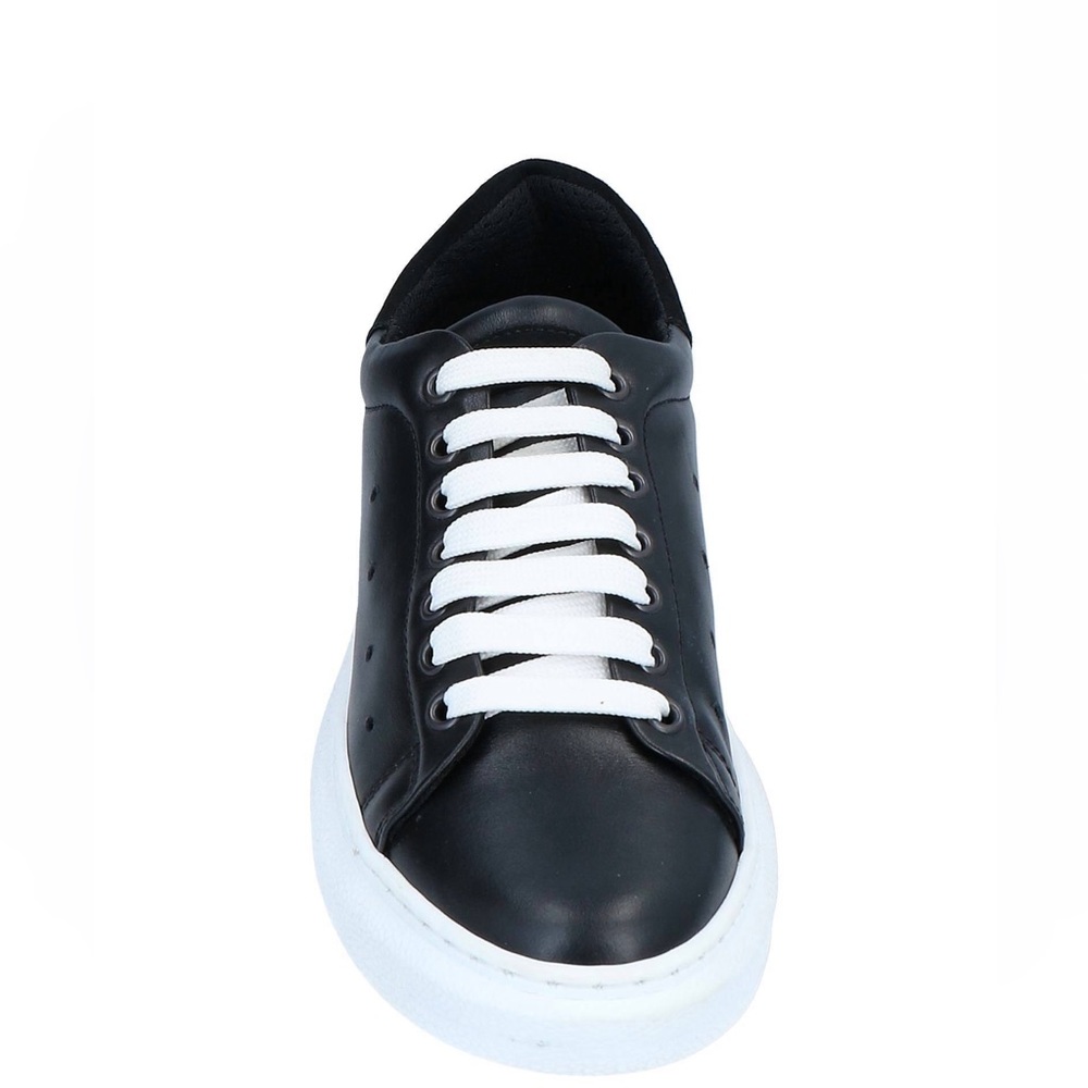 Italian black leather sneaker. 41/11. White sole.